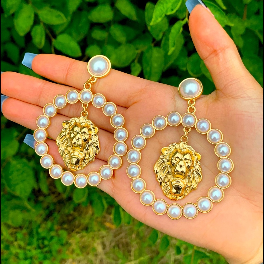 Pearly lion earrings♥️